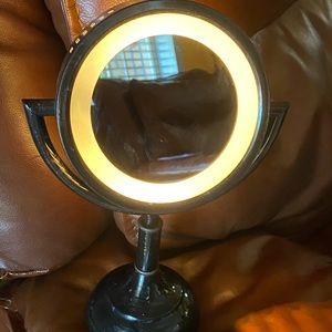 Timeless Beauty Lighted Swivel Mirror
